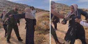 إصابة شاب بالرصاص واعتقال مواطنة إثر هجوم للمستوطنين على المغير