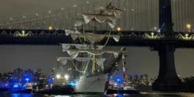 اصطدام سفينة حربية ضخمة تابعة للبحرية المكسيكية بجسر بروكلين