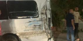 آليات الاحتلال تصدم حافلة تقل حجاجا في جنين بشكل متعمد