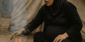 خاص| نساء غزة يحترقن لأجل لقمة.. ودخان الحطب يخنق صدورهن