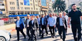 محافظ نابلس يتفقد البلدة القديمة عقب عدوان الاحتلال عليها