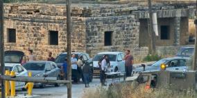 لليوم الخامس على التوالي: مستوطنون بحماية الاحتلال يغلقون مدخل اللبن الشرقية