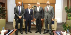 محافظ سلطة النقد يطلع سفير دولة فلسطين لدى دولة قطر على جهود مواجهة التحديات الراهنة