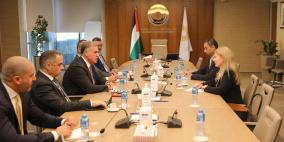 محافظ سلطة النقد يبحث مع القنصل البريطاني العام أزمة تكدس الشيكل ويدعو إلى تدخل دولي