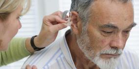 دراسة علمية: أجهزة السمع تساهم في تقليل الشعور بالوحدة