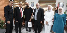 برهم يتفقد امتحان الثانوية العامة في الخليل ويكرّم مبادرة "معك لتنجح" ويلتقي مجلس أولياء الأمور 