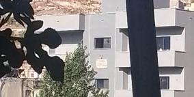الاحتلال يحوّل بناية سكنية إلى ثكنة عسكرية في اللبن الشرقية