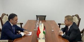 عواد يطلع خارجية قيرغيزيا على آخر التطورات والمستجدات