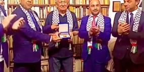 الرئيس يمنح الشاعر الفنزويلي غوستافو بيريرا  وسام الثقافة والعلوم والفنون لدعمه القضية الفلسطينية 