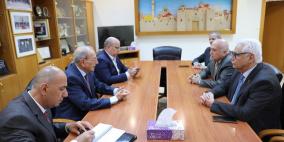 وزيرا الاقتصاد والصحة خلال زيارتهما لشركة القدس للمستحضرات الطبية