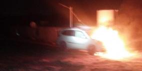 مستوطنون يحرقون مركبة لمتضامنين أجانب في مسافر يطا