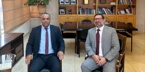 السفير التشيلي يلتقي أمين عام اتحاد الكتاب والأدباء الفلسطينيين ويبحثان التعاون الثقافي المشترك 