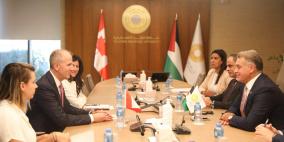 محافظ سلطة النقد وممثل كندا يبحثان سبل تمكين القطاع المصرفي من تأدية دوره وواجباته