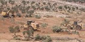 الاحتلال يواصل تجريف أراض في قرية المغير شمال شرق رام الله
