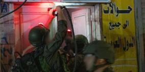 وجه آخر لسياسة الخنق الاقتصادي: اقتحامات محال الصرافة تهدد استقرار السوق الفلسطيني