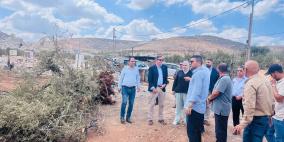 محافظة رام الله والبيرة تطلع وفداً دبلوماسياً بريطانياً وكندياً على حجم اعتداءات الاحتلال والمستوطنين في المغير