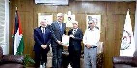 سلطة الأراضي تسلم تخصيصا لصالح بلدية رام الله