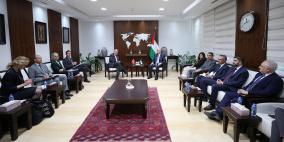 مصطفى يبحث مع وزير خارجية الدنمارك جهود وقف الحرب على غزة وتنفيذ حل الدولتين