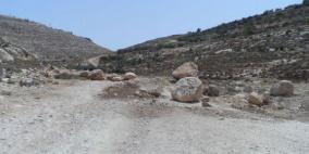 الاحتلال يغلق طرقا ترابية في بلدة إذنا