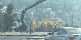 الاحتلال ينصب بوابة حديدية بمحاذاة جامعة خضوري بالعروب ويشق شارعا استيطانيا جنوب الخليل