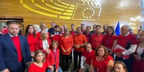 نواب بالبرلمان الأوروبي يرتدون قمصانا حمراء تضامنا مع غزة