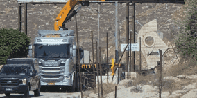 الاحتلال ينصب بوابة حديدية عند مدخل مخماس شرق القدس