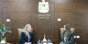 وزيرة العمل تبحث مع القنصل البريطاني العام في القدس واقع قطاع العمل والعمال