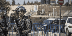 الاحتلال يسلم أسيرا مقدسيا محررا قرارا بالإبعاد عن "الأقصى"