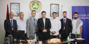 بنك الاسكان يتبرع بأجهزة حاسوب لجامعة القدس المفتوحة في يطا