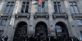 رفع العلم الفلسطيني على واجهة مبنى بلدية سان دوني في فرنسا