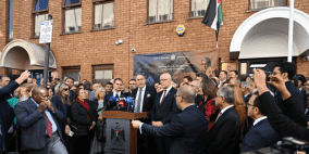 رفع علم فلسطين فوق مبنى سفارتنا في لندن