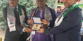 الرئيس يمنح رئيس اتحاد الكتاب الأفارقة وسام الثقافة والعلوم والفنون "مستوى الإبداع"