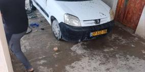 مستوطنون يحرقون مركبة ويحطمون أشجارا بمسافر يطا