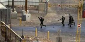  قبيل الإفراج عن الأسرى: الاحتلال يصيب شابا ويقمع المواطنين والصحفيين قرب سجن "عوفر"