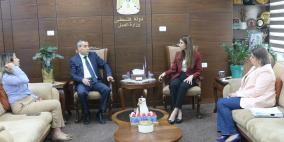 وزارة العمل و "فاتن" تبحثان تعزيز التعاون لدعم المشاريع وتمكين الشباب والنساء والعمال