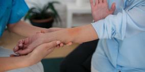 هل يمكن للجلد أن يكشف عن صحتك العقلية؟.. دراسة حديثة تجيب