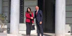 وزيرة الخارجية تبحث مع نظيرها اليوناني تعزيز العلاقات الثنائية وتؤكد أهمية الاعتراف بدولة فلسطين