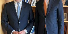 السفير عرفة يطلع مسؤولا في البرلمان الألماني على تطورات الوضع في فلسطين