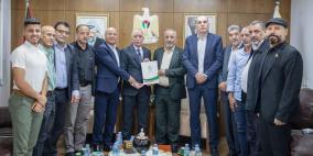 في إطار دعم الحكومة لصمود المخيمات: سلطة الأراضي تسلّم تخصيص أرض لمركز شباب بلاطة