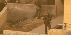 الاحتلال يعتقل مواطنا بعد محاصرته بناية سكنية في حي أم الشرايط بالبيرة