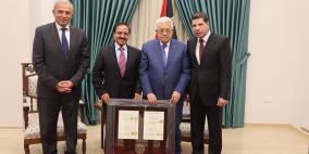 رئيس مجلس إدارة الجامعة العربية الأمريكية يهدي فخامة الرئيس محمود عباس قلادة رمزية لميلاد دولة فلسطين