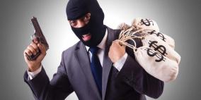 سطو مسلح على محل صرافة في جنين وإصابة صاحبه