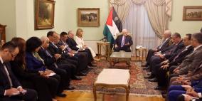 الرئيس عباس يلتقي رؤساء تحرير وكبار الكتّاب والصحفيين المصريين