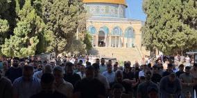 عشرات آلاف المصلين يؤدون صلاة الجمعة في الأقصى