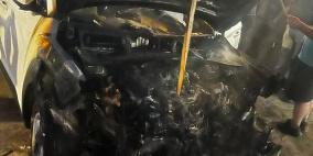 القدس: مستوطنون يضرمون النار في مركبتين ببلدة مخماس