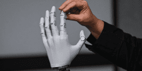 روبوتات ذكية تتعلم العمل مثل البشر... مستقبل الذكاء الاصطناعي المادي يبدأ في اليابان