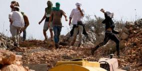 رام الله: مستوطنون يجرفون أراضي زراعية في المغير والاحتلال يحاصر القرية