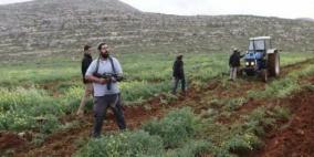 مستوطنون يدمرون مغارة جنوب المغير ويقتحمون أراضي المزارعين في سنجل