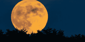 ظاهرة قمر الفراولة والوردي والعملاق.. فما سر هذه التسميات؟