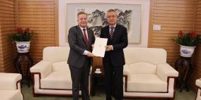 السفير عواد يسلّم رسالة شكر من الرئيس عباس إلى نظيره الصيني